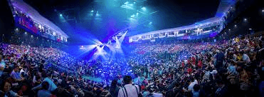 Uitverkochte arena vol publiek tijdens een OneCoin-evenement